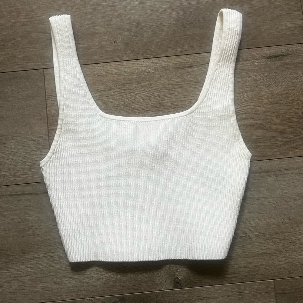 Babaton Sculpt Knot Crop